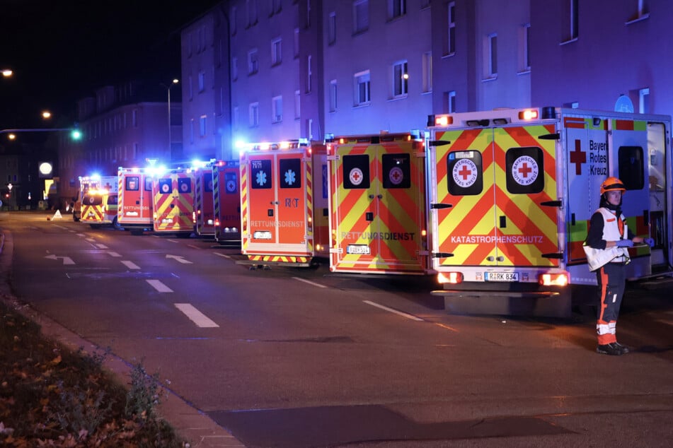 Zahlreiche Rettungskräfte sind im Einsatz, um die Verletzten zu versorgen.