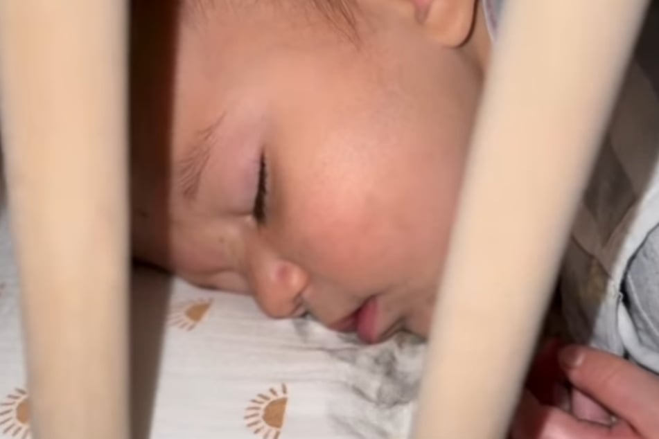 Als eine Mutter nach ihrem zehn Monate alten Sohn sah, bemerkte sie einen dunklen Fleck in seinem Bettchen.