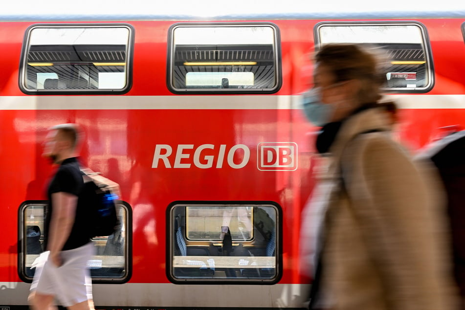 Eine waghalsige "S-Bahn-Surf-Aktion" führte am Donnerstag zu einem Polizeieinsatz. (Symbolbild)