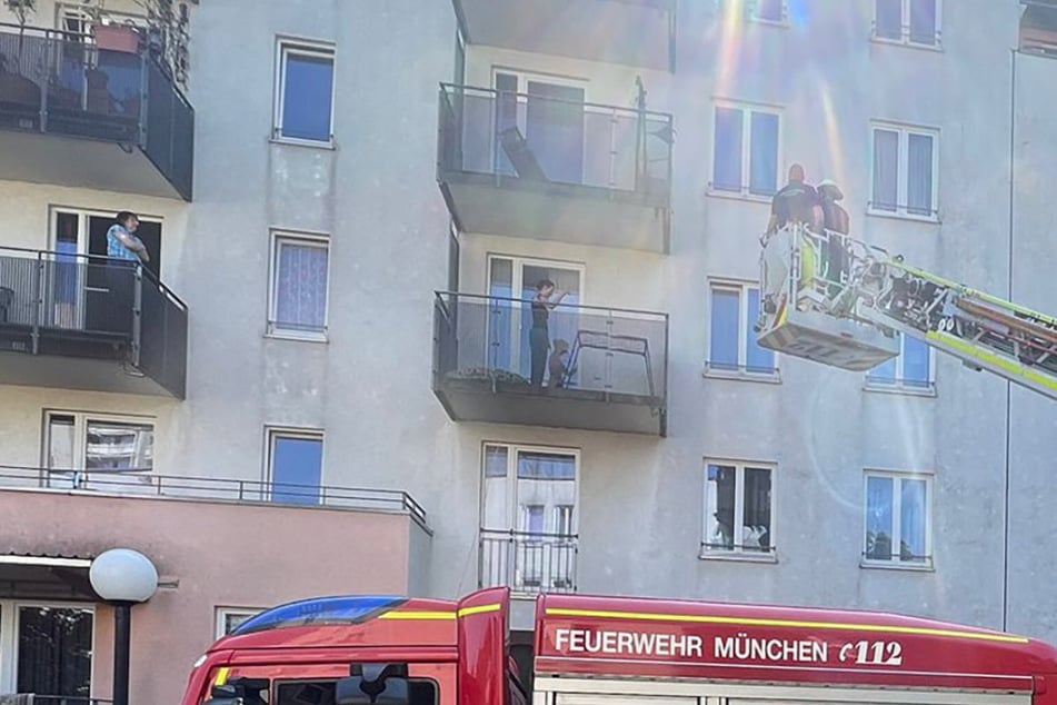 München: Nachbarn hören Hilferufe: Vierjähriger sperrt Mutter auf den Balkon