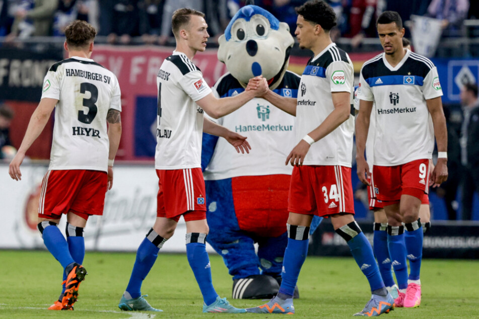 Die HSV-Spieler um Kapitän Sebastian Schonlau (28, 2.v.l.) strahlten nach dem Sieg gegen Greuther Fürth viel Zuversicht für das Aufstiegsfinale in der 2. Liga aus.