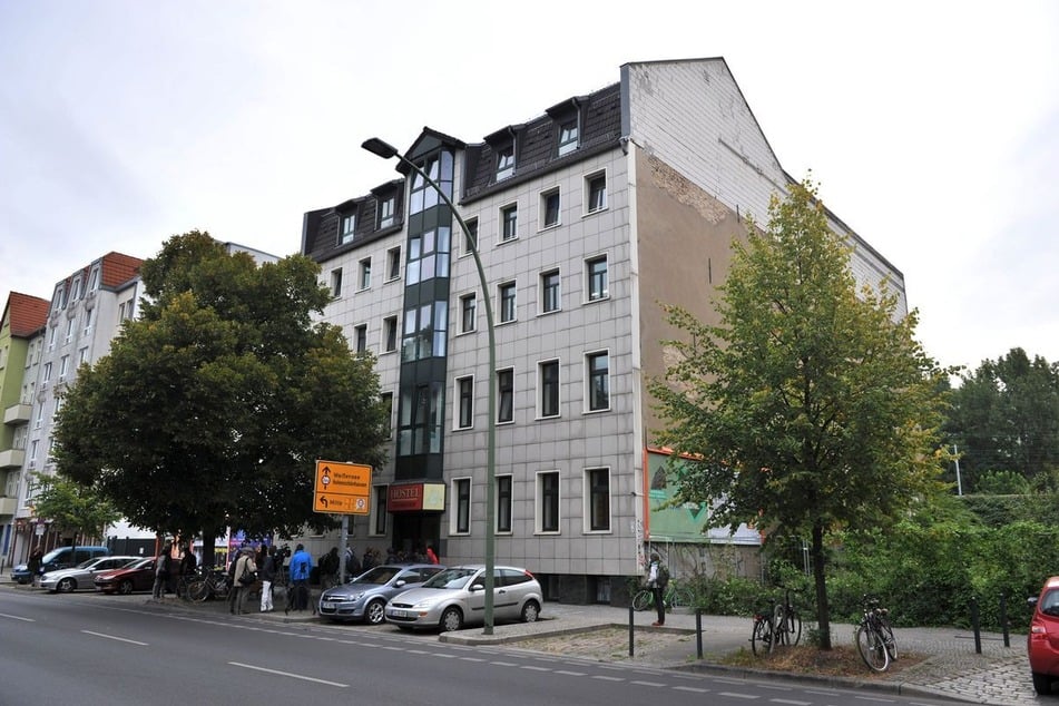 In Berlin-Friedrichstadt sorgte eine Urin-Attacke für ordentlich Aufsehen.