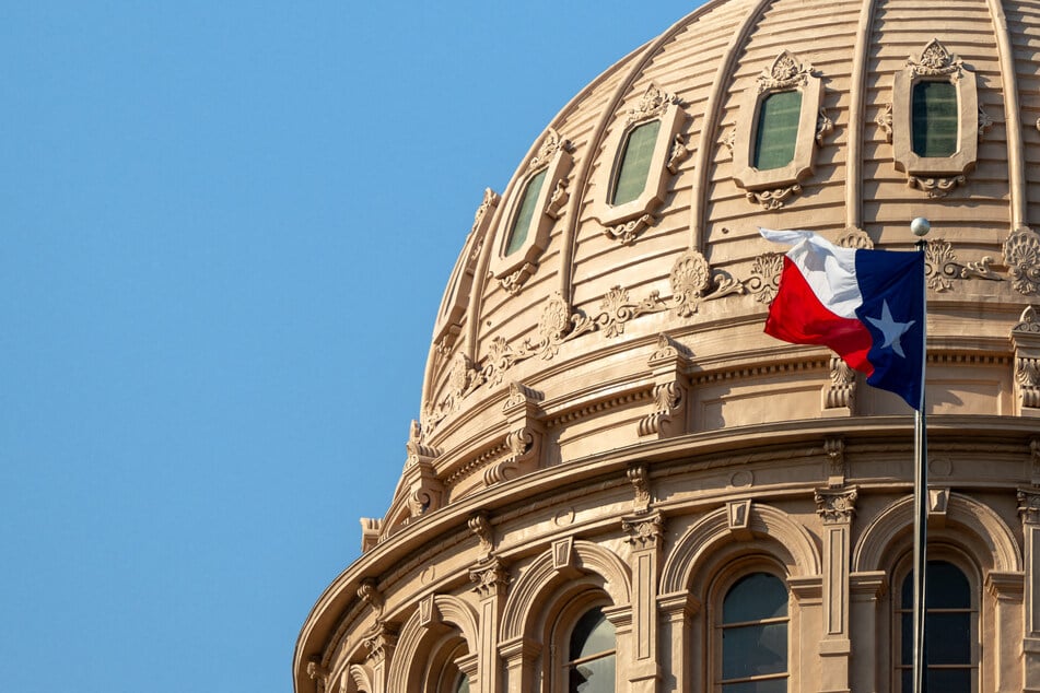 Texas Democratic legislators who fled the state returned on Monday, ending a two-week standoff.