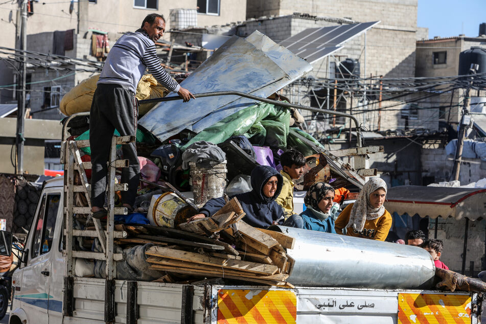 Rafah: Palästinenser tragen ihre Habseligkeiten auf einem Fahrzeug, als sie nach israelischen Luftangriffen auf die Stadtteile Al-Geneina und Al-Salam fliehen.