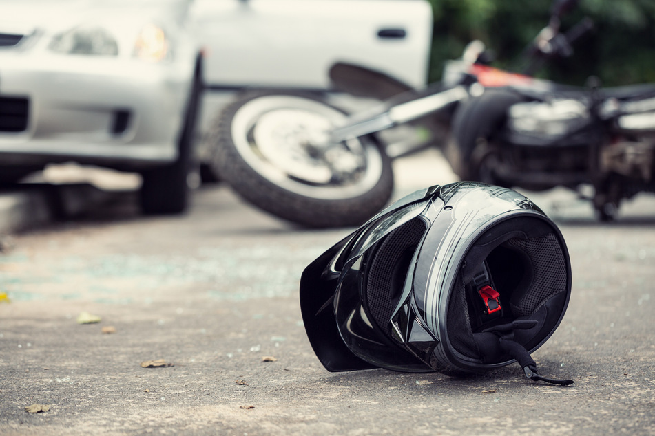 Ein Biker und sein Beifahrer sind bei einem Unfall in Erftstadt mit dem Motorrad gegen einen Baum gekracht. (Symbolbild)