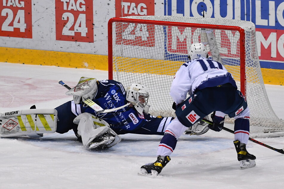 Saustark! Eislöwen-Goalie Nick Vieregge rettet hier gegen Brett Cameron (Kassel).