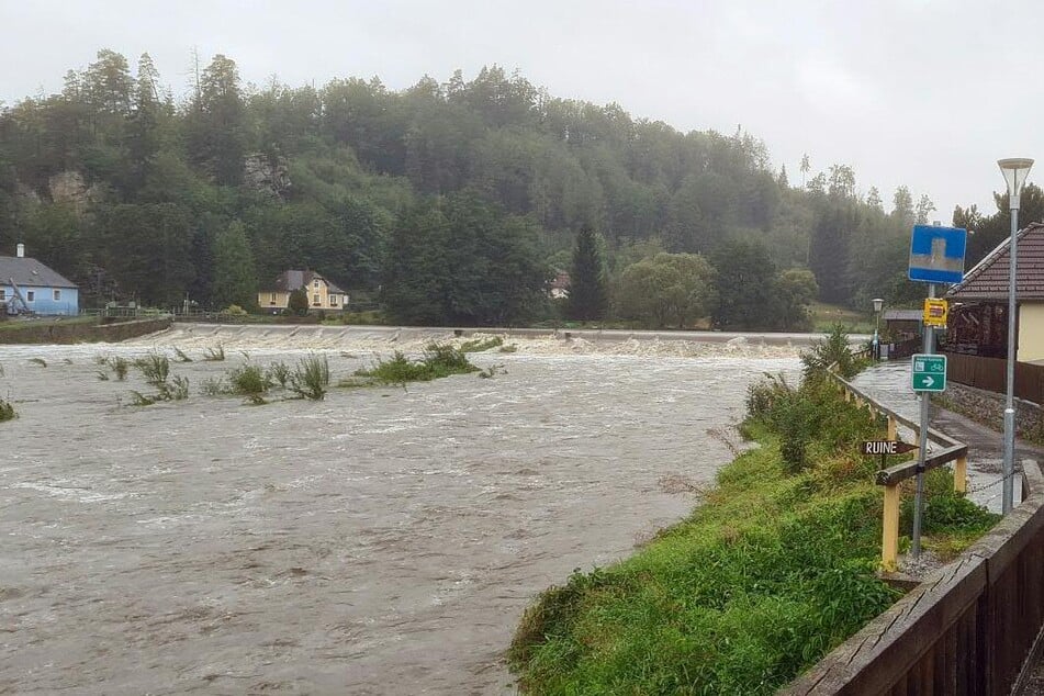 In Niederösterreich wurden die Feuerwehren seit Freitagabend zu zahlreichen Einsätzen gerufen. "Gipfel" Es wird erwartet, dass der Wasserstand in der Nacht bis Montag hoch bleibt.