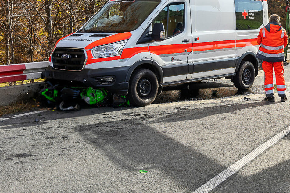 Tödlicher Unfall im Vogtland: Biker (17) kracht in Krankenwagen