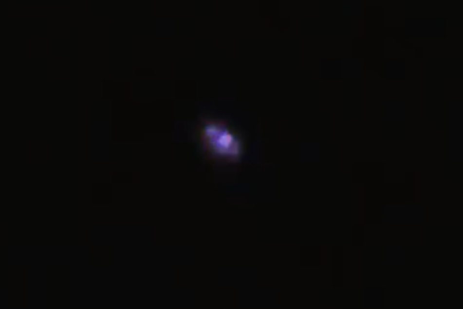 Auf X finden sich unter dem Hashtag "#Weltraumschrott" erste Aufnahmen der ISS-Batterie am Nachthimmel über Deutschland.