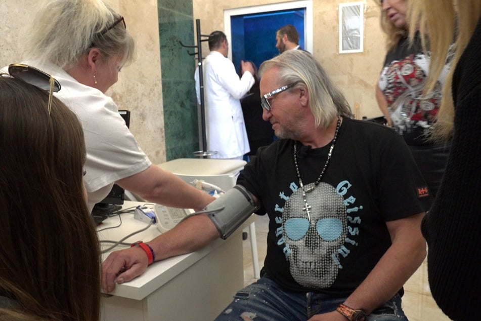 Robert Geiss (59) lässt sich in einem slowakischen Wellness-Tempel auf einen Medizin-Check ein.