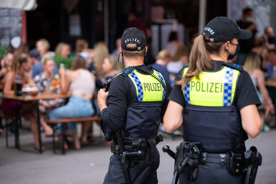 Polizisten kontrollieren im Hamburger Schanzenviertel die Einhaltung des Alkoholverbotes.