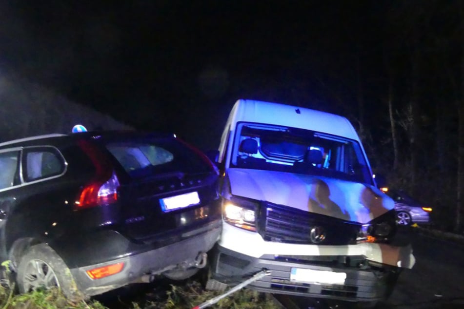 Das Abschleppgespann kam nach dem Zusammenstoß schwer beschädigt am Straßenrand zum Stehen.