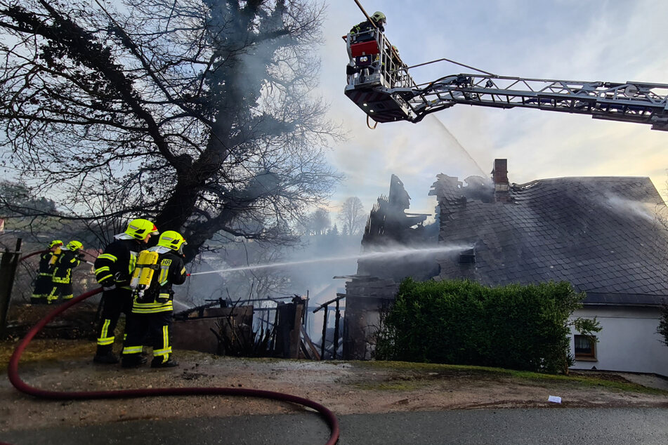 Feuer-Horror für Familie aus Sachsen: Wohnhaus nach Brand völlig zerstört