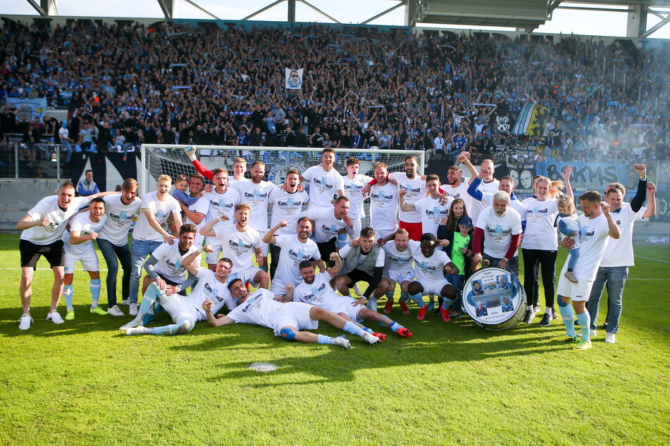 Gruppenbild mit Fans: Die Himmelblauen feierten gemeinsam den Gewinn des Sachsenpokals.