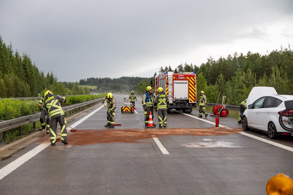 Die Feuerwehr Schleusingen kümmerte sich um die Reinigung der Fahrbahn.