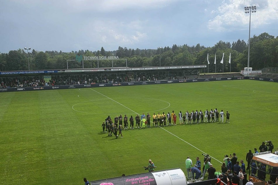 Pünktlich um 15.30 Uhr standen die Teams auf dem Feld.
