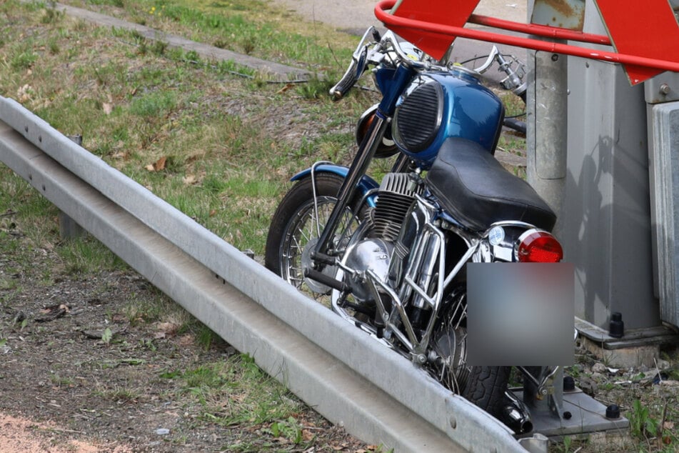 Tödlicher Unfall im Erzgebirge: Motorradfahrer stürzt an Bahnübergang
