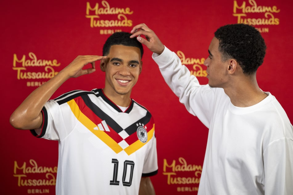 Jamal Musiala bekommt seine eigene Wachsfigur. Bei der Enthüllung erlebt der Bayern-Star einen kuriosen Moment.