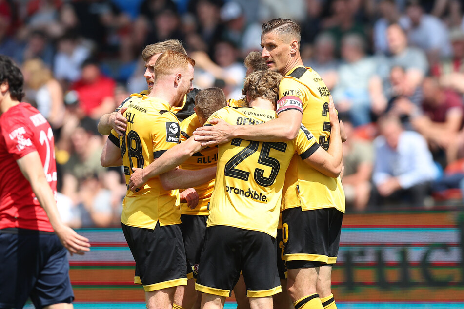 Stefan Kutschke (r.) erhöhte noch vor der Halbzeit auf 2:0.