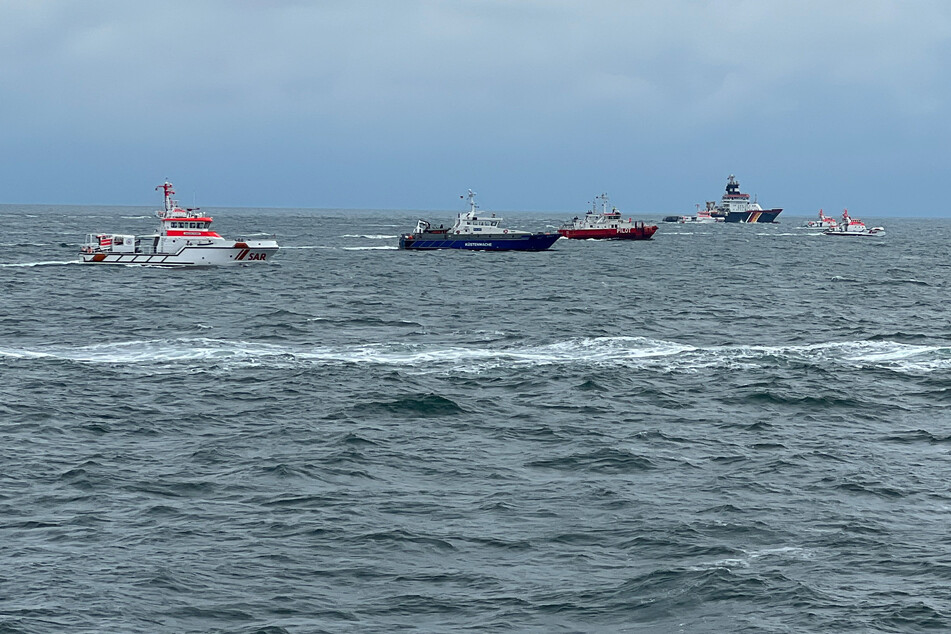 Zahlreiche Seenotrettungskreuzer der Deutschen Gesellschaft zur Rettung Schiffbrüchiger (DGzRS) suchen aktuell nach den vier Vermissten.
