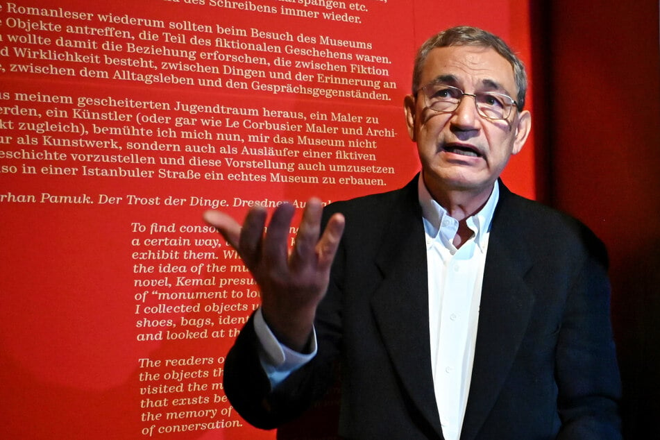 Literaturnobelpreisträger Orhan Pamuk (71) erklärt die Ausstellung "Der Trost der Dinge."