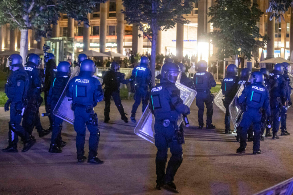 Polizeieinheiten sammeln sich in der Krawallnacht am vergangenen Wochenende, um gegen die Randalierer vorzugehen.
