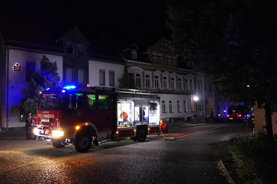 In der Nacht auf Freitag brachen Diebe in eine Bankfiliale in Brandis ein und sprengten einen Automaten.