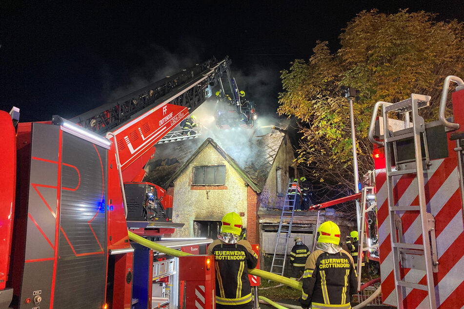 Im tschechischen Vejprty (deutsch: Weipert) brannte in der Nacht zum Samstag ein leerstehendes Haus. Auch Feuerwehrkräfte aus dem Erzgebirge beteiligten sich an der Löschaktion.