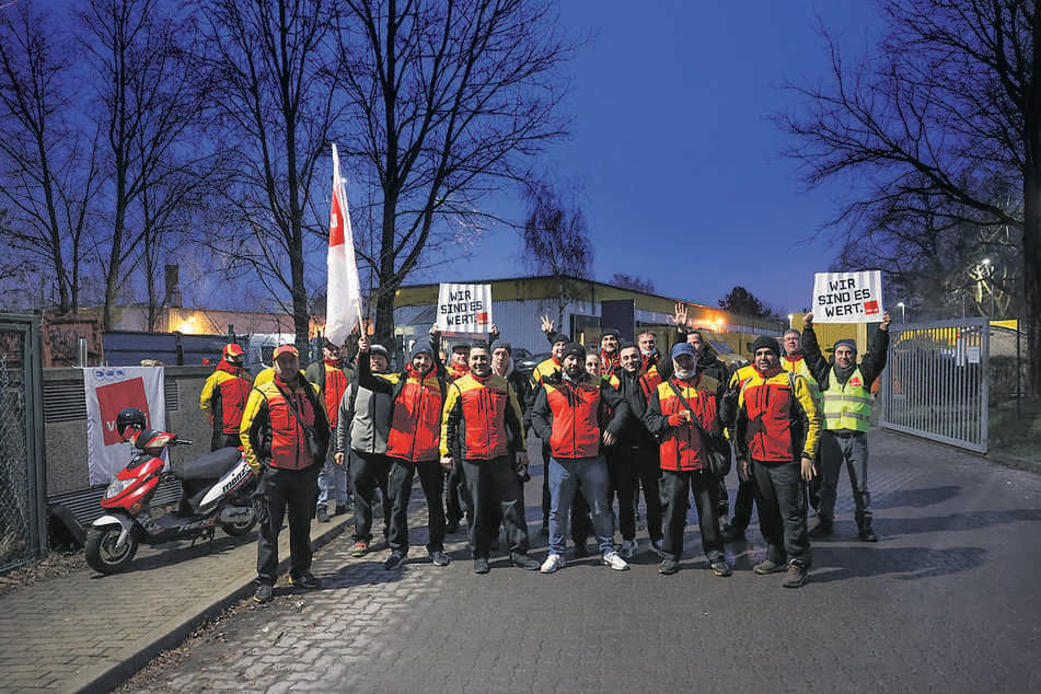 "Wir sind es wert": Post-Beschäftigte demonstrieren bundesweit für höhere Löhne - auch in Sachsen.
