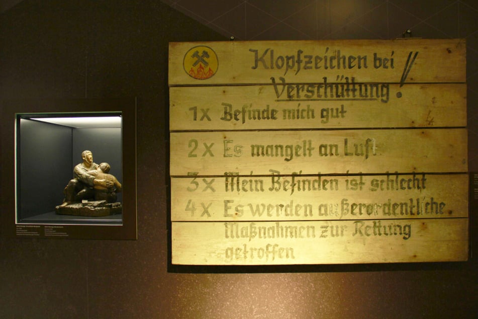 Diese Tafeln mit Klopfzeichensignalen wurden in Bergwerken genutzt.