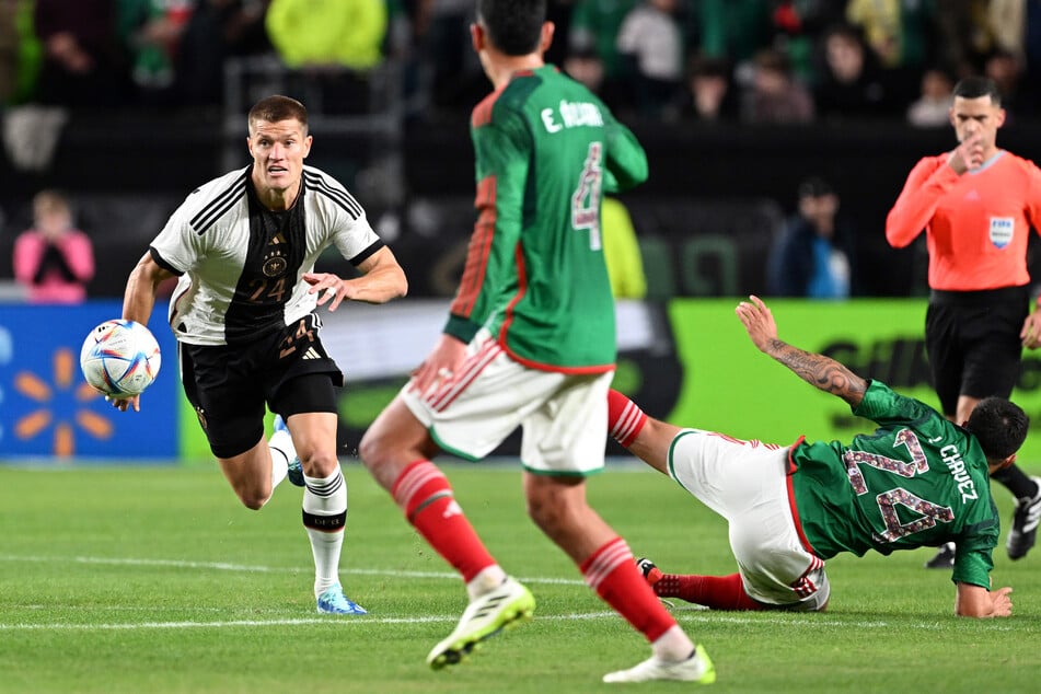 Kevin Behrens (34, l.) stand einmal mit der deutschen Nationalmannschaft im Oktober 2023 gegen Mexiko auf dem Rasen.
