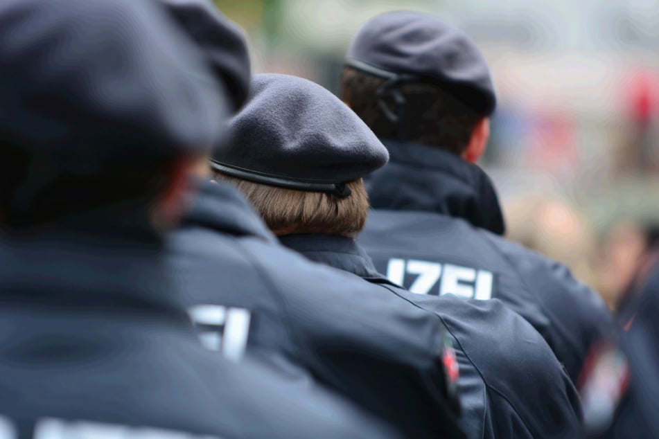 Im Schnitt zücken Polizisten in Sachsen-Anhalt einmal pro Tag ihre Dienstwaffe. (Symbolbild)