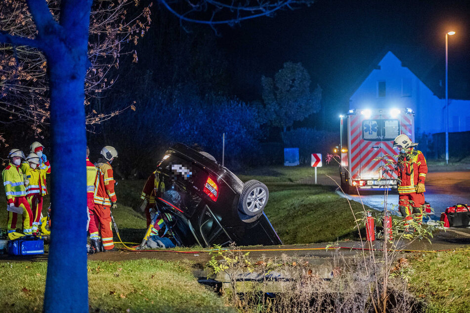 Ein Mercedes kam am Freitagabend von einer Straße in Erfurt ab. Das Auto rutschte in einen Straßengraben und überschlug sich dabei. Ein 25-Jähriger starb noch an der Unfallstelle.
