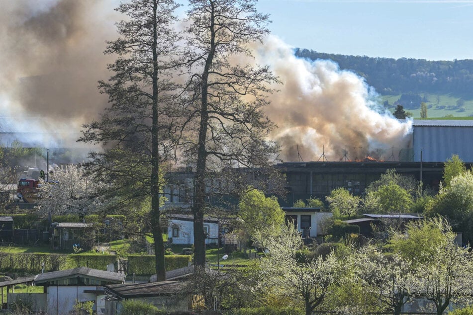 Großbrand im Landkreis Görlitz: Rauch und Flammen schlagen aus Gewerbepark