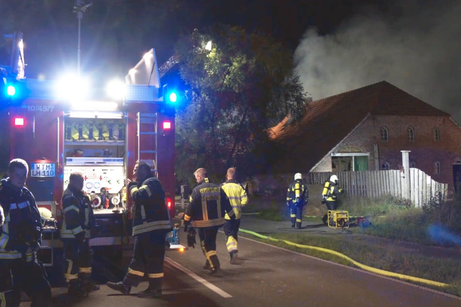 Gegen Mitternacht brannte in Wittmund ein Resthof. Tiere wurden gerettet, jedoch fehlt von Hunden bislang jede Spur.
