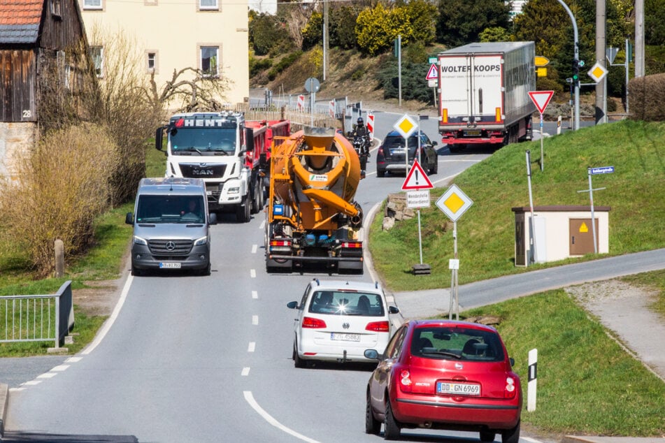 Auf der Radeberger Straße in Wünschendorf sind die Anwohner vom Verkehr völlig genervt.