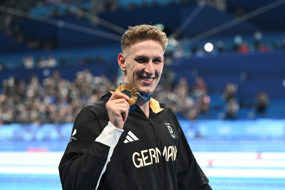 Lukas Märtens (22) ist der erste deutsche Mann seit 1988, der im Olympia-Becken Gold geholt hat - entsprechend ergriffen war auch Ex-Freundin Isabel Gose bei der Siegerehrung.