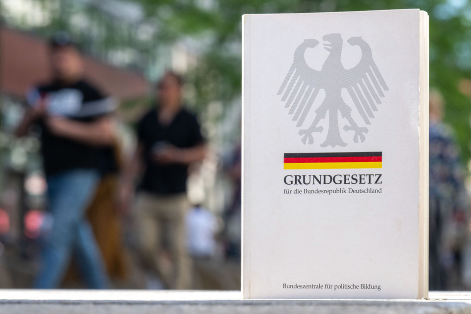 75 Jahre Grundgesetz: Thüringen klatscht die Verfassung an den Landtag