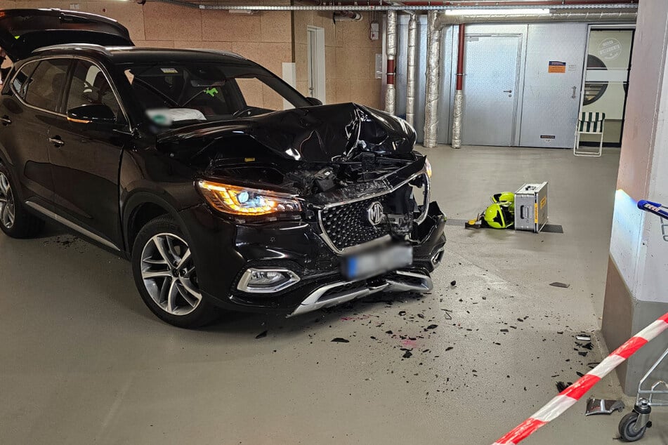 Der "MG" krachte frontal gegen eine Parkhauswand.