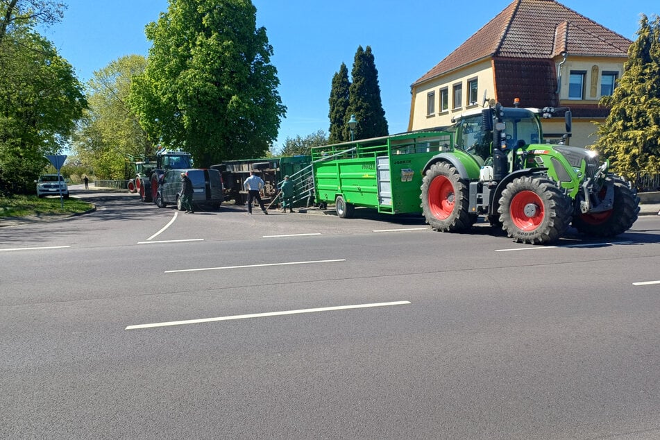 Tierisches Unglück: Mit Kühen beladener Anhänger kippt um