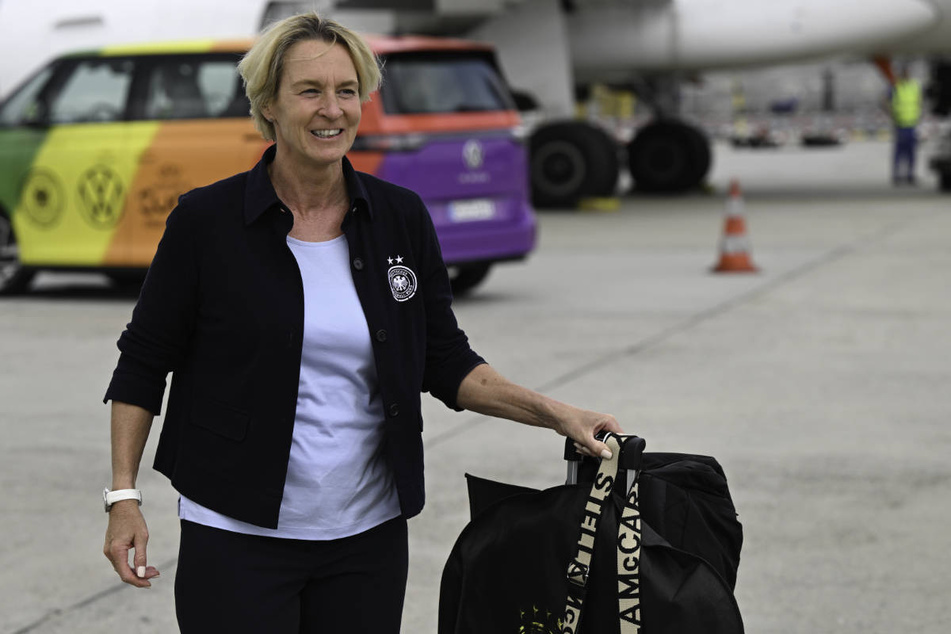 Bundestrainerin Martina Voss-Tecklenburg (54) bei der Ankunft der Frauen-Nationalmannschaft in Frankfurt nach der EM.