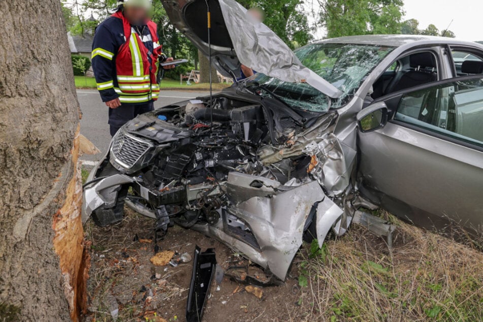 Heftiger Baum-Crash: Seat-Fahrer schwer verletzt