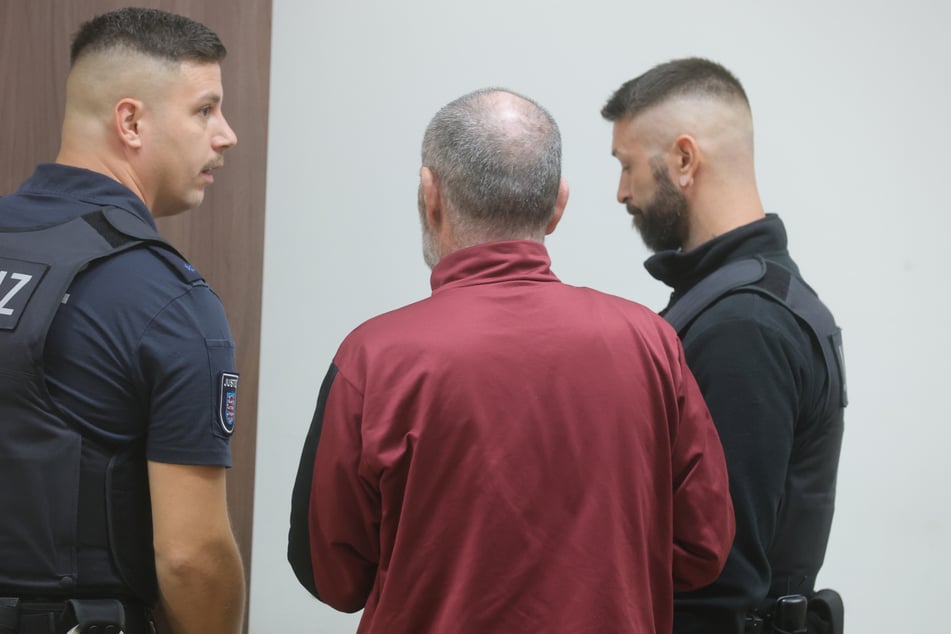 Ein 47-jähriger Georgier versuchte seine Frau in einer Straßenbahn anzuzünden.