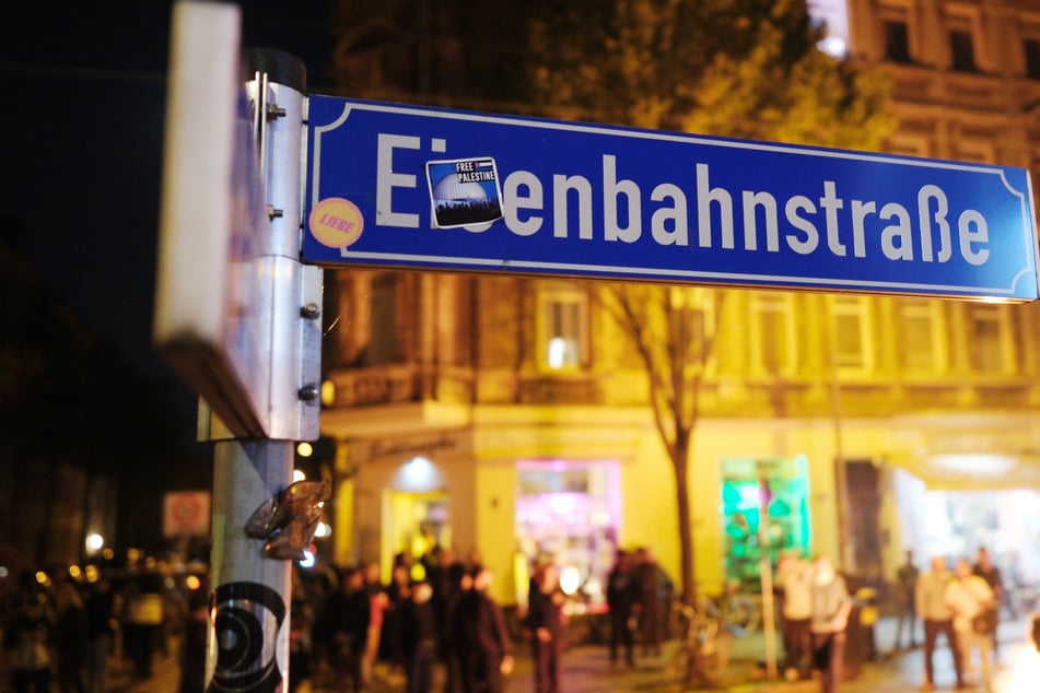 Nach häuslicher Gewalt: Täter geht auf Polizisten und Pressevertreter los