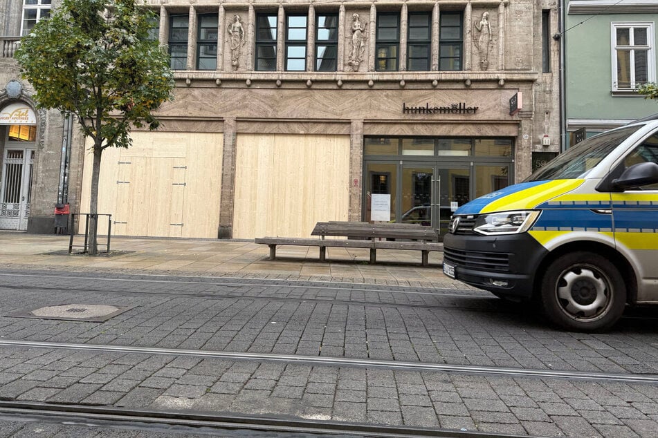 Am Anger sind die Schaufenster mehrerer Einzelhändler mit Holzplatten verbarrikadiert.