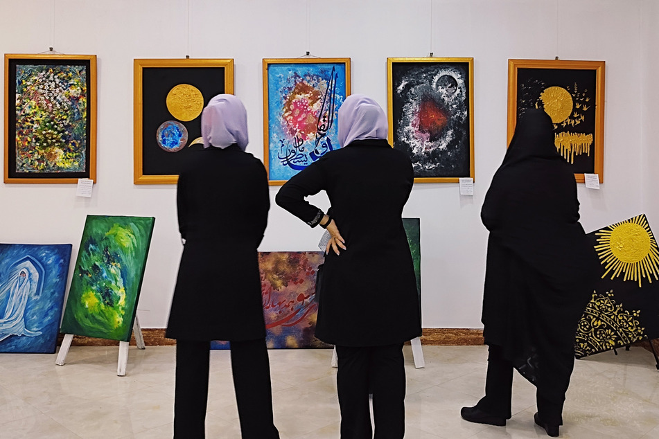 Erfolgreiche Aktion: Afghanische Frauen stellen Kunst für Frauenrechte aus!