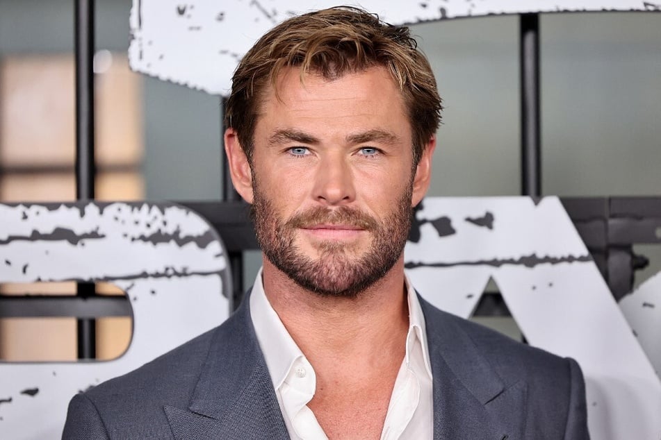 Auf der Leinwand verwandelt sich Chris Hemsworth (39) in den Gott "Thor", der stets einen Hammer bei sich trägt.