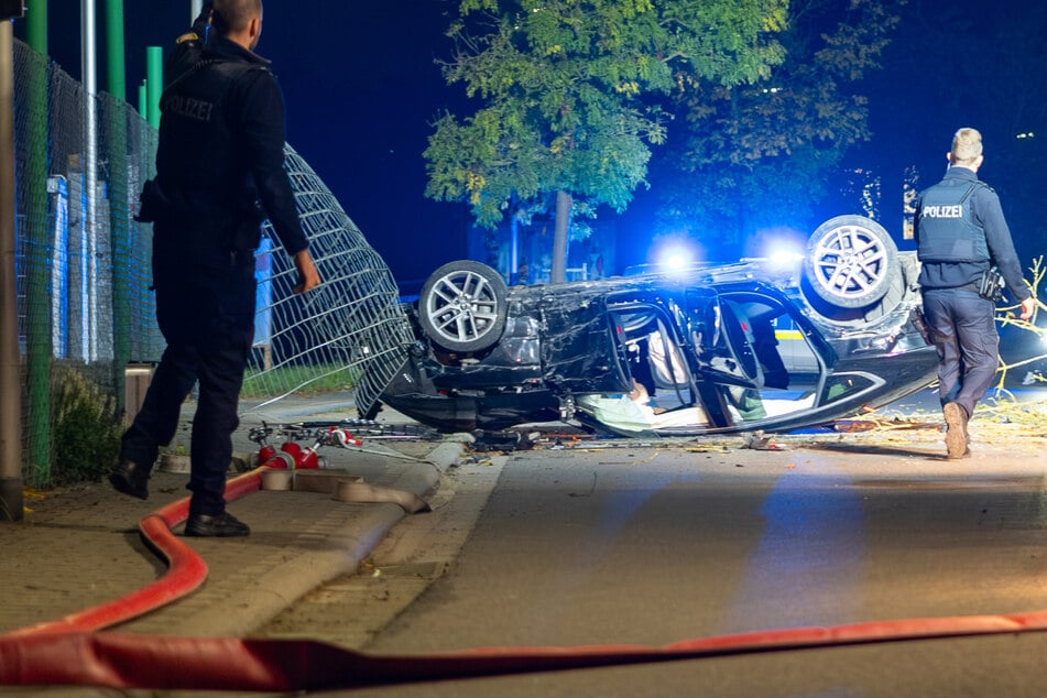 Frontal gegen Baum geprallt und überschlagen: Drei junge Männer verletzt