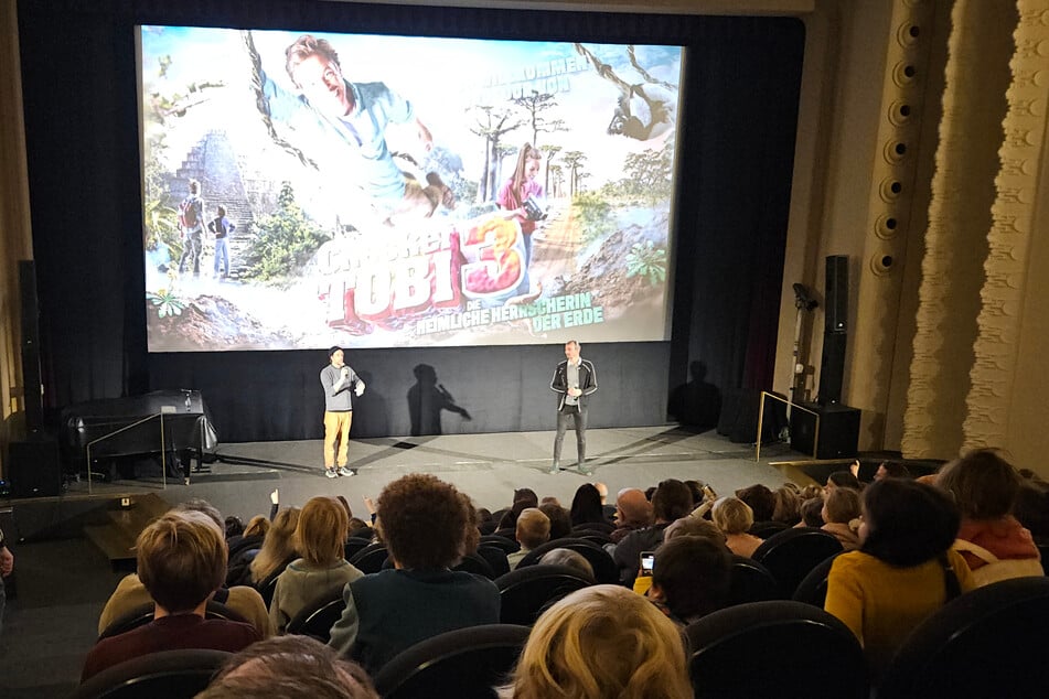Checker Tobi (l., 39) stand nach dem Film dem Schauburg-Geschäftsleiter Stefan Ostertag (r.) und vor allem den Kindern Rede und Antwort.