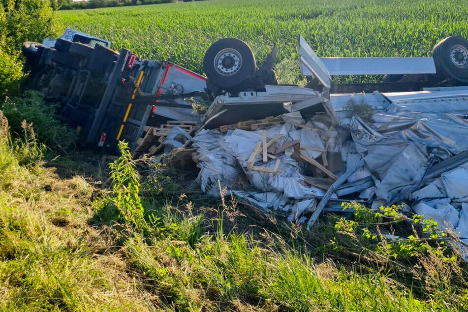 Unfall A38: Lastwagen schleudert von A38 und kippt um: Autobahn bis zum nächsten Tag voll gesperrt